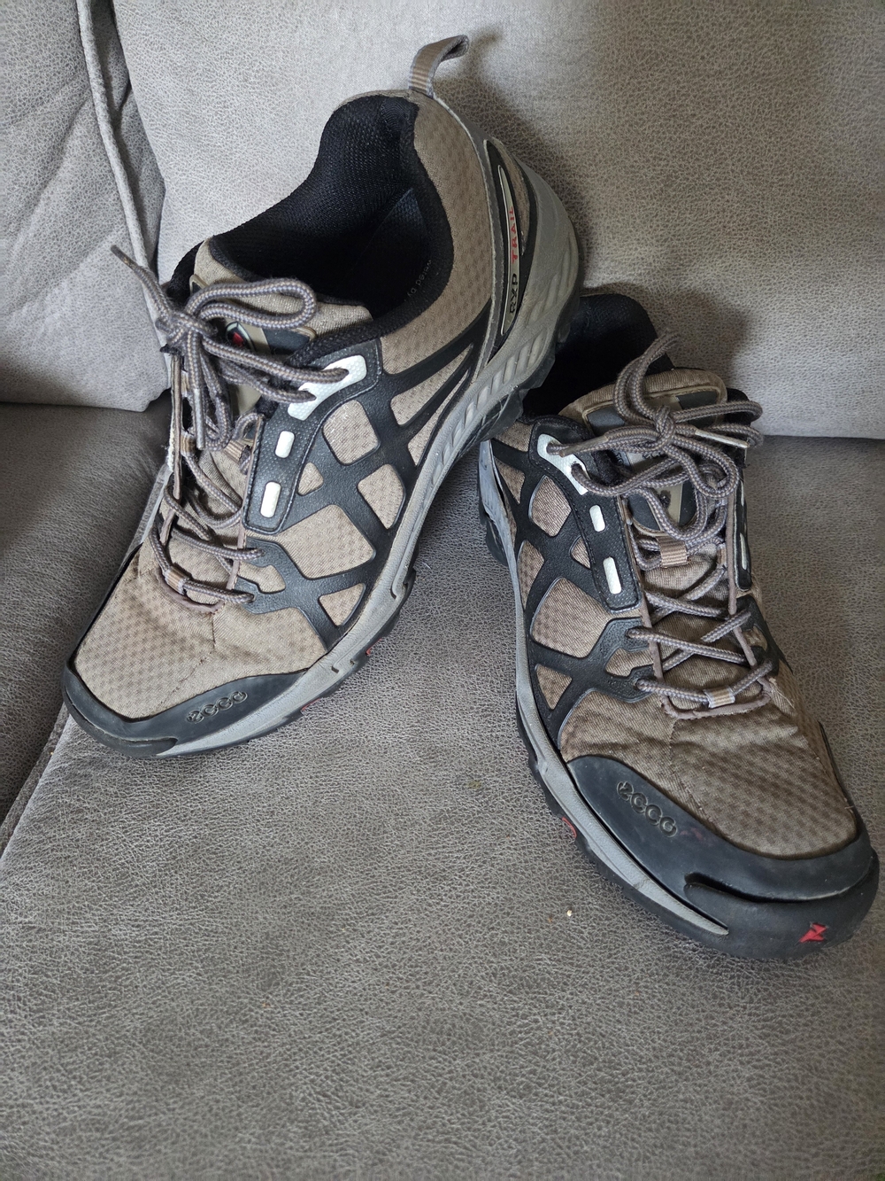 Ecco Men's Tan and Black Trail Runners